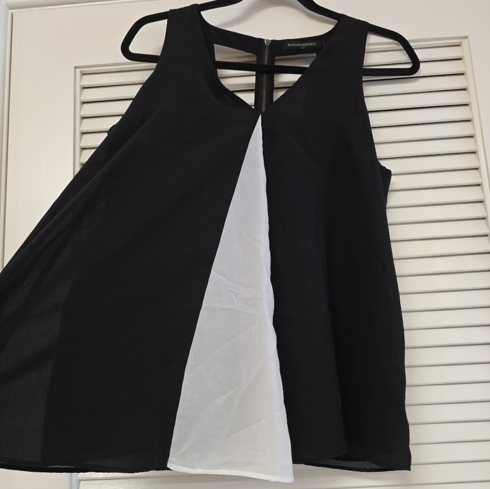 Banana Republic - Black & White Lightweight Sheer Sleeveless Top With Lining